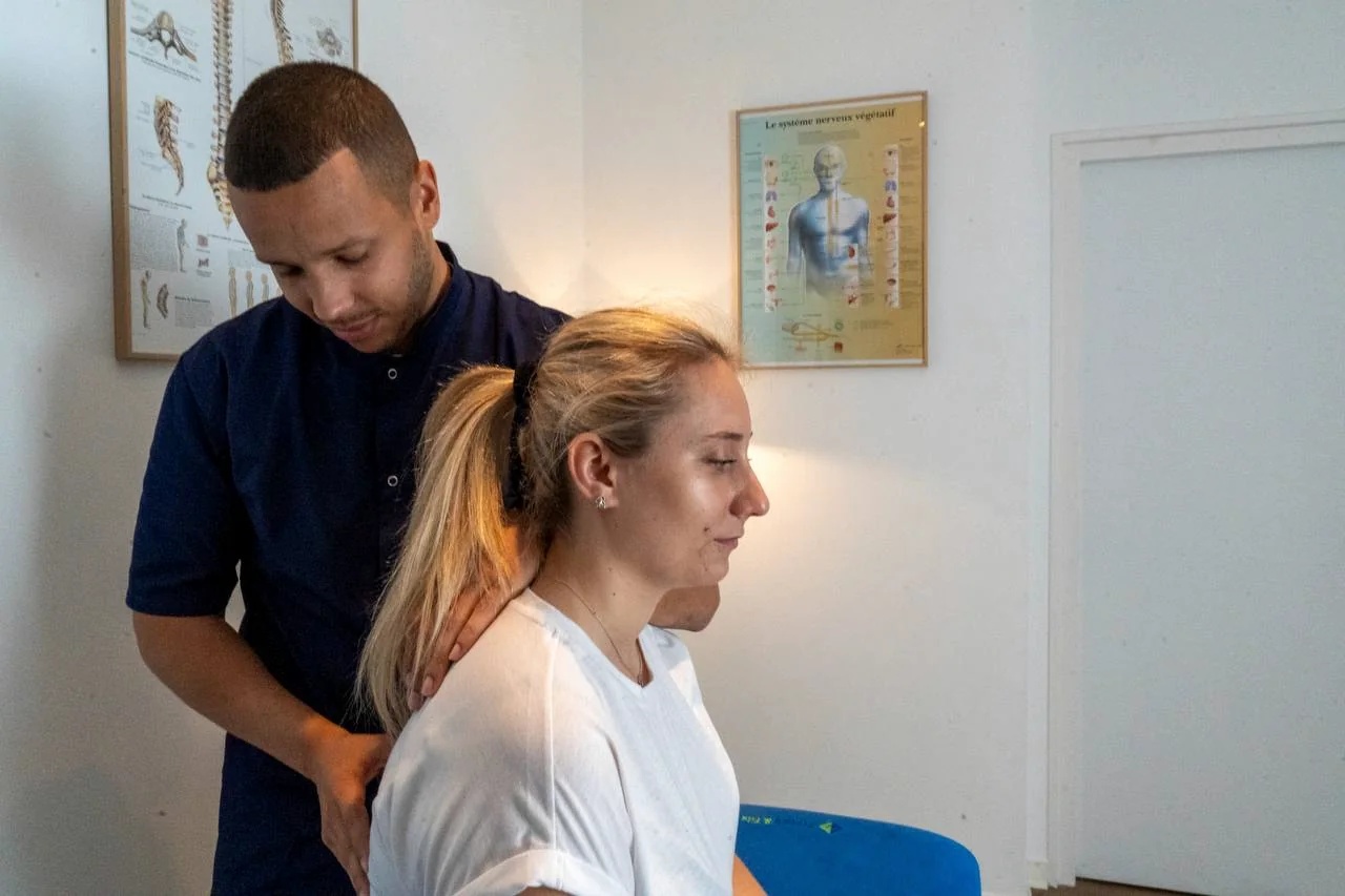 Maxence Audureau travaille les cervicales d’une patiente au cabinet d’ostéopathie à Feyzin
