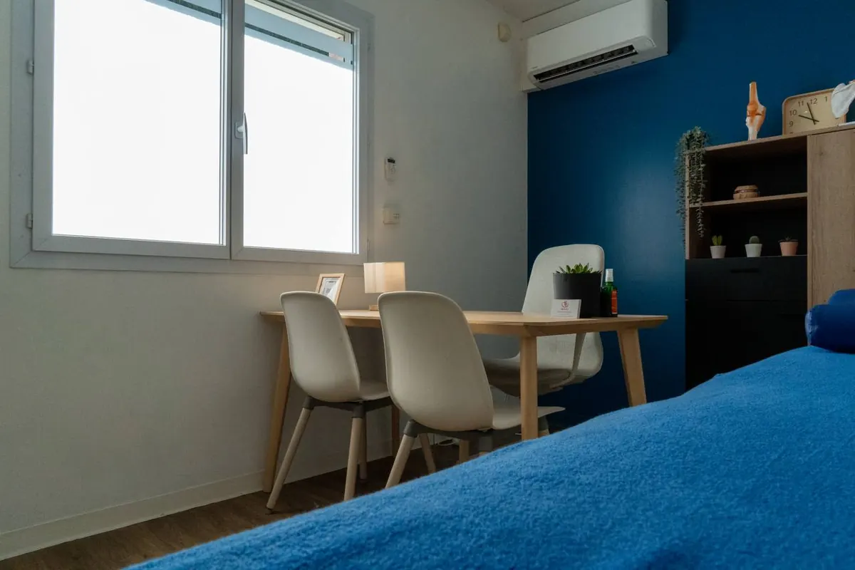 bureau du cabinet ostéopathe Feyzin avec mur bleu pétrole