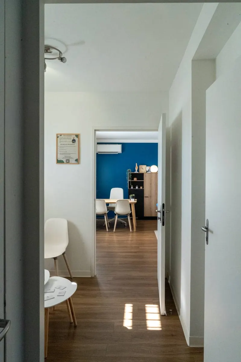 couloir et accès intérieur vers la salle de consultation du cabinet ostéopathie Feyzin