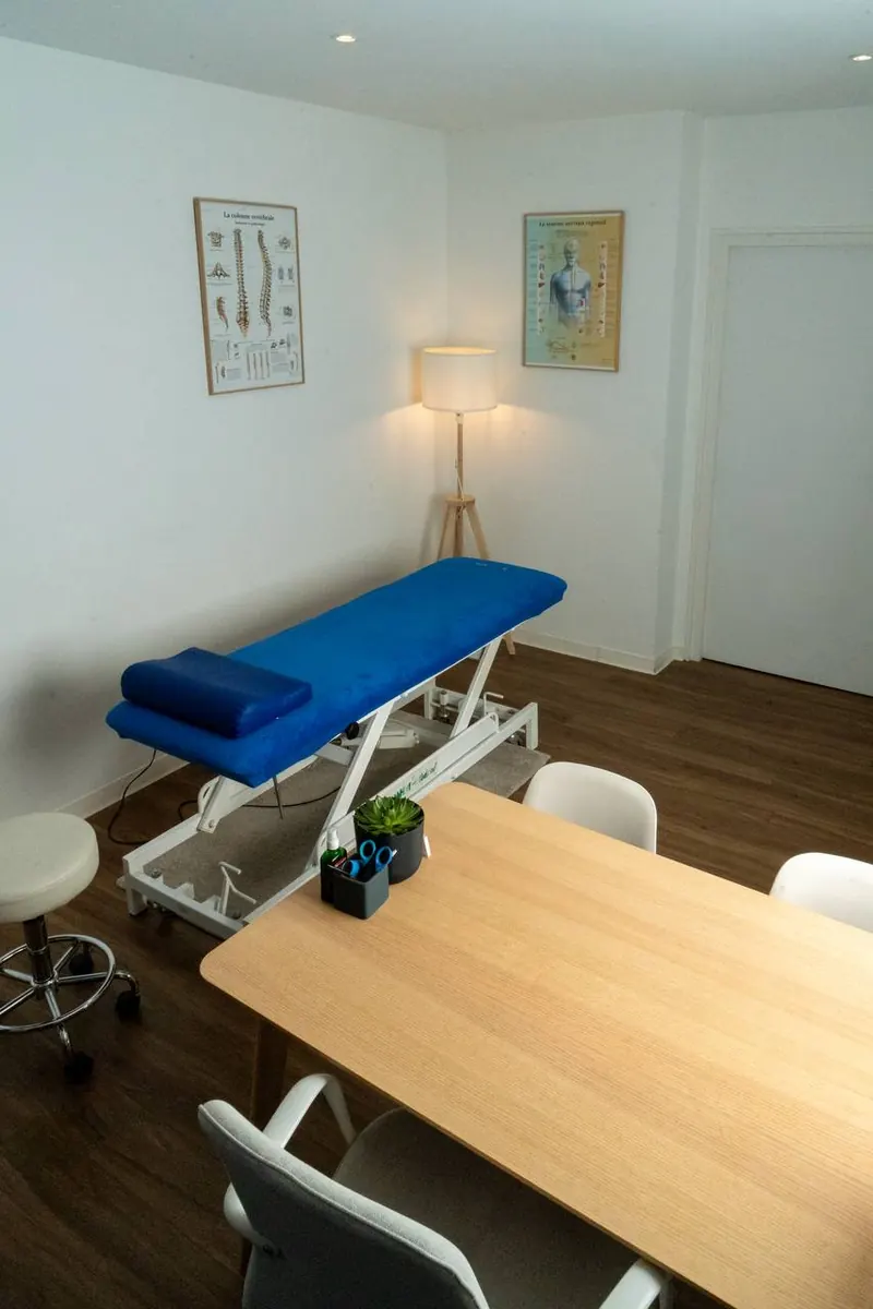 salle de consultation du cabinet ostéopathie Feyzin avec table de soin